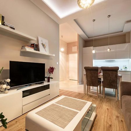 Warsaw - Aparts Lotnisko Okecie Appartement Buitenkant foto
